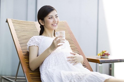 Bà bầu nên bổ sung Canxi từ 3 tháng đầu mang thai