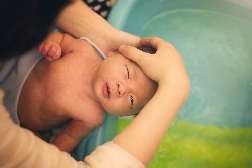 Tắm nước lá giúp chống viêm, kháng mụn rất tốt cho bé