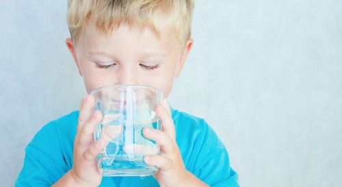 Cho bé uống nhiều nước giúp hạ sốt giảm viêm