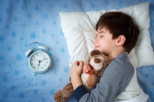 Kê cao đầu trẻ khi ngủ giúp giảm ngủ ngáy ở trẻ