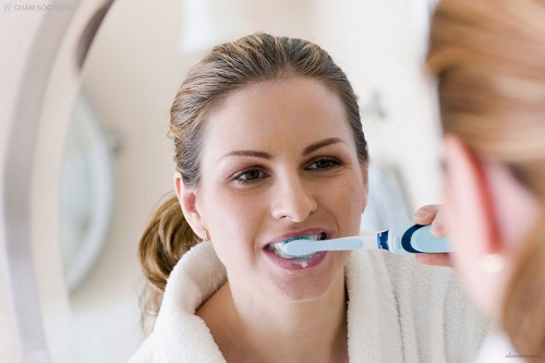 Đánh răng thường xuyên là cách điều trị hơi thở có mùi