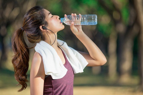 Uống nhiều nước là cách trị da cháy nắng hiệu quả