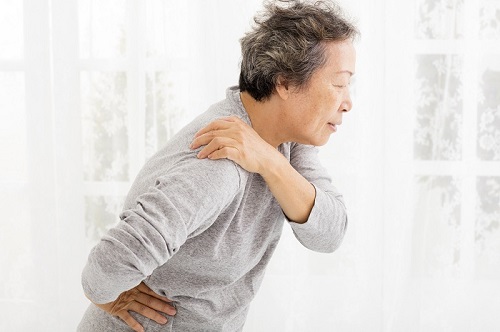 Thiếu hụt dinh dưỡng và mắc các bệnh xương khớp là nguyên nhân khiến người già dễ bị gãy xương
