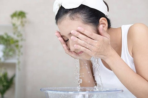 Rửa mặt bằng nước muối sinh lý rất tốt cho làn da
