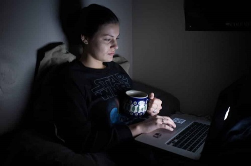 Phụ nữ thức khuya làm tăng khả năng mắc các bệnh vùng kín