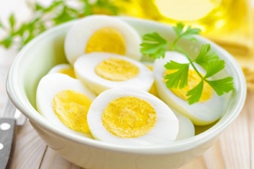 Trứng là nguồn thức ăn rất giàu Vitamin D dễ tìm