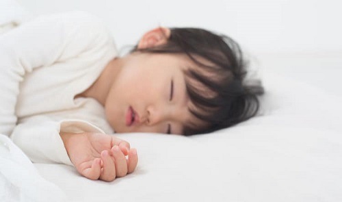 Trẻ em ngủ ngáy thường xuyên là biểu hiện của nhiều bệnh tiềm ẩn