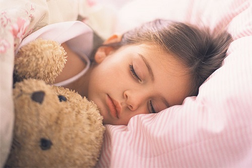 Khắc phục nguyên nhân gây bệnh sẽ giúp điều trị chứng ngủ ngáy ở trẻ