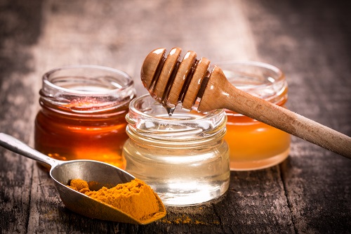 Uống tinh bột nghệ với mật ong giúp ngừa nám da, làm đẹp da
