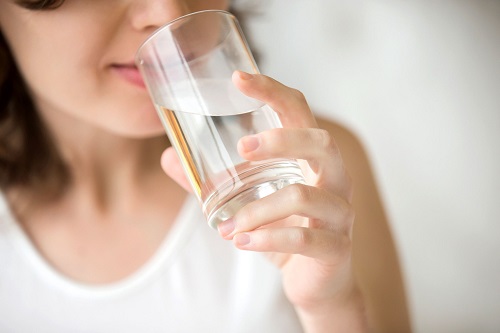 Uống nhiều nước là cách trị rạn da sau khi sinh đơn giản