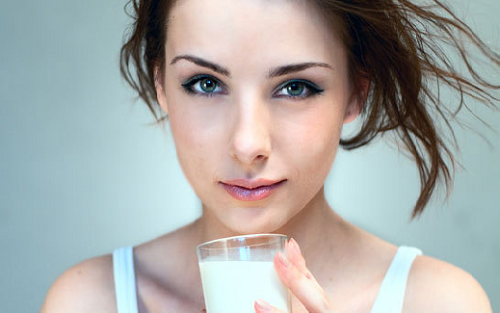 Uống sữa không đường giúp phục hồi làn da, chống lão hóa