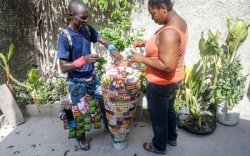 Kỳ lạ ngành công nghiệp dược phẩm tại Haiti: Ai cũng có thể trở thành dược sỹ và đi bán thuốc ngoài chợ