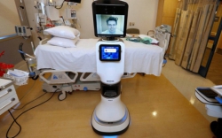 Một bác sĩ nói với bệnh nhân rằng ông chỉ còn vài ngày để sống thông qua robot khiến dư luận quan ngại