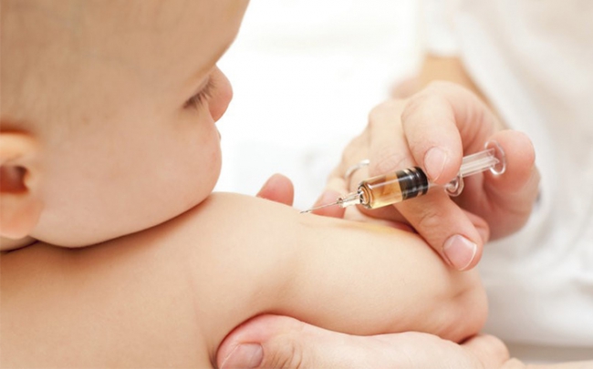 Nhiều trẻ bị viêm não, sởi vì cha mẹ không cho con tiêm vắc xin