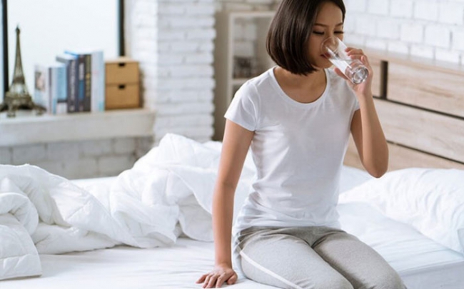 Tại sao nên uống nước khi bụng đói ngay khi thức dậy?