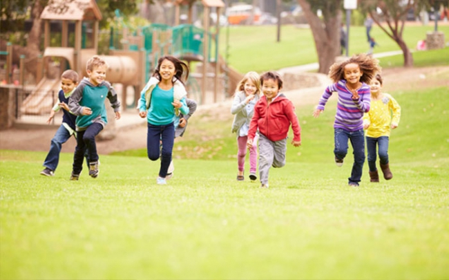 Trẻ vận động sao cho tăng cường cơ bắp, xương chắc khoẻ?